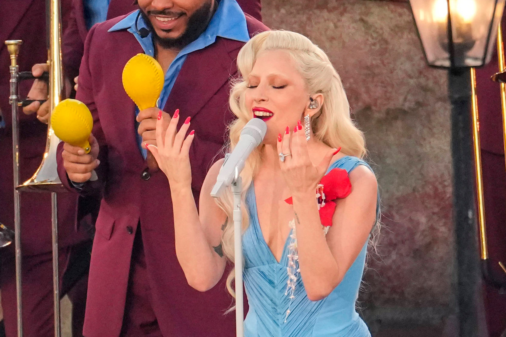 Обложка к новости "Леди Гага анонсировала концертный фильм под названием "Mayhem: Requiem""