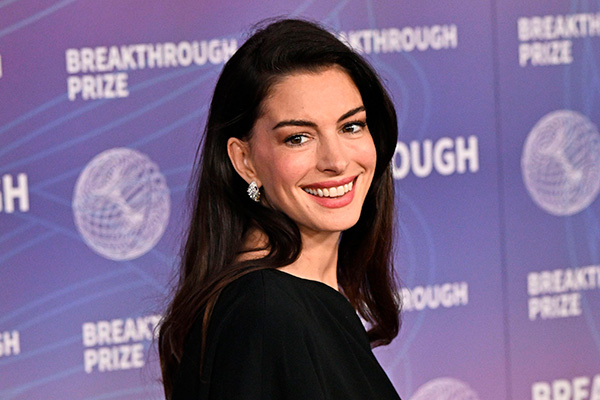 Обложка к новости "Энн Хэтэуэй всерьёз взялась за поп‑музыку"